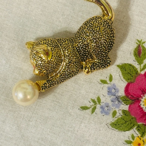Gold-Tone Kitty Cat Brooch Chasing a Faux Pearl - Picture 11 of 11